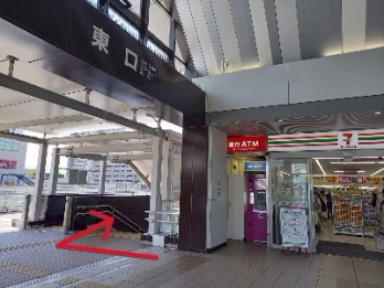 JR阪和線「和泉府中駅」東口を出て右に降りて下さい
